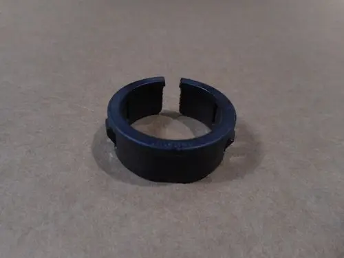 Schwarze Kabeldurchführung von Remeha, ringförmig mit zwei Öffnungen. Die Konstruktion zeigt eine flexible Aufnahmemöglichkeit für Kabel.